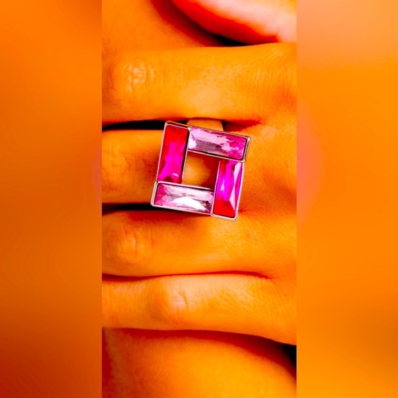 🔥🩷🔥 “SINUOUS SQUARE” PINK RING ~ PAPARAZZI❗️SO UNUSUAL❗️🔥🩷🔥 - Picture 2 of 4